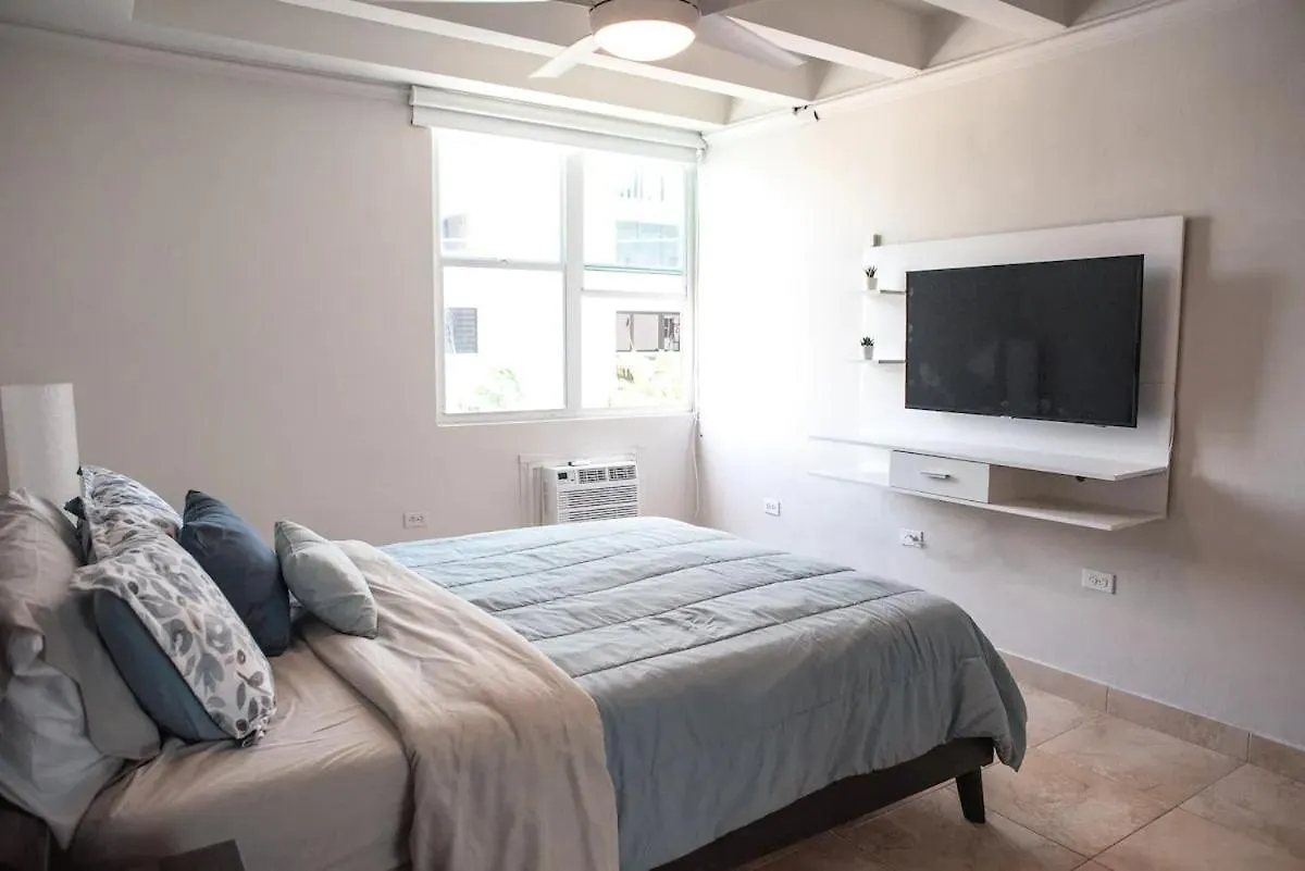 Beach Front 2 Bedroom 1 Bathroom Apt. Сан-Хуан Апартаменты
