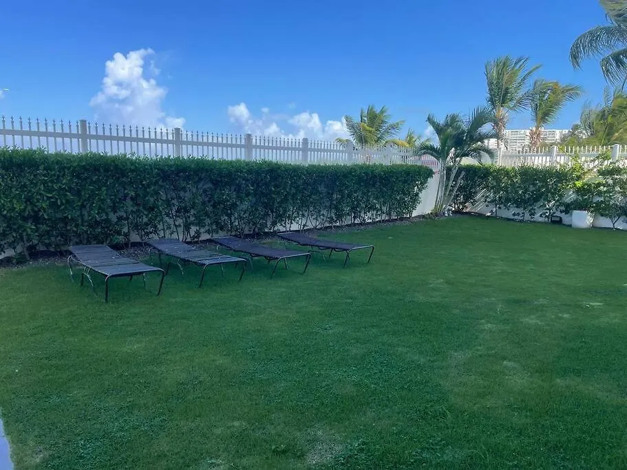Beach Front 2 Bedroom 1 Bathroom Apt. Сан-Хуан